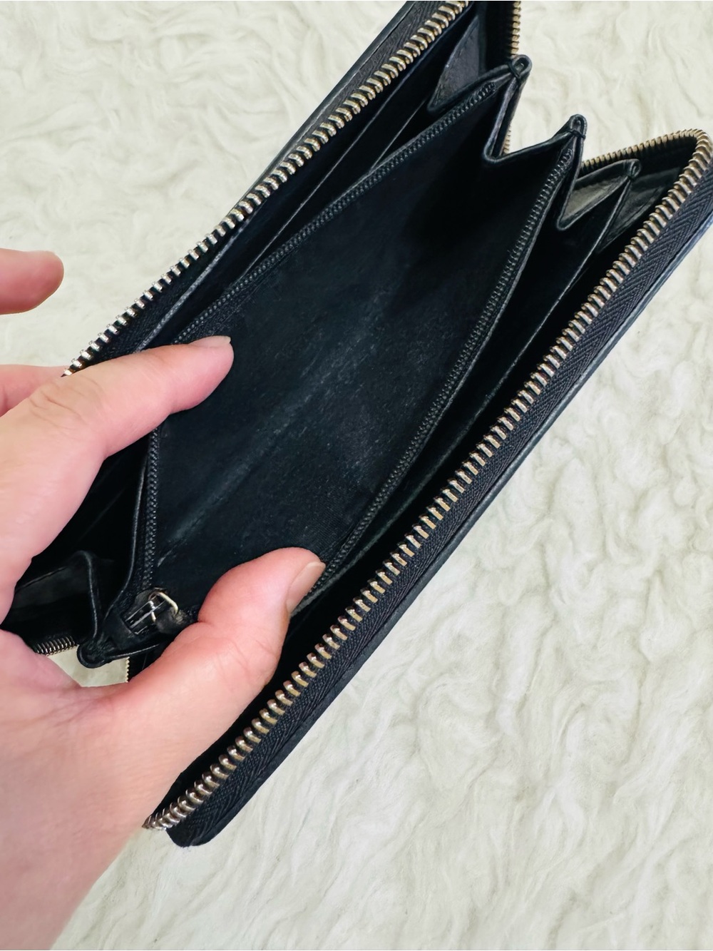 Gucci Guccisima Black Leather Embossed GG Round Zip Wallet - Picture 6 of 15